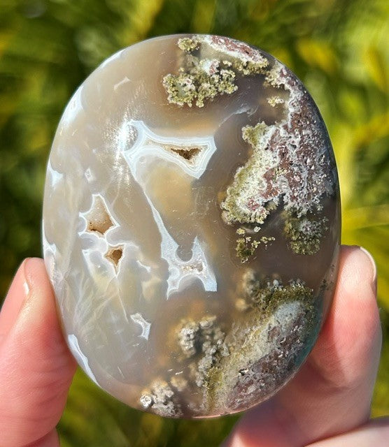 Scenic Moss Agate palm stone - Indonesia (102g)